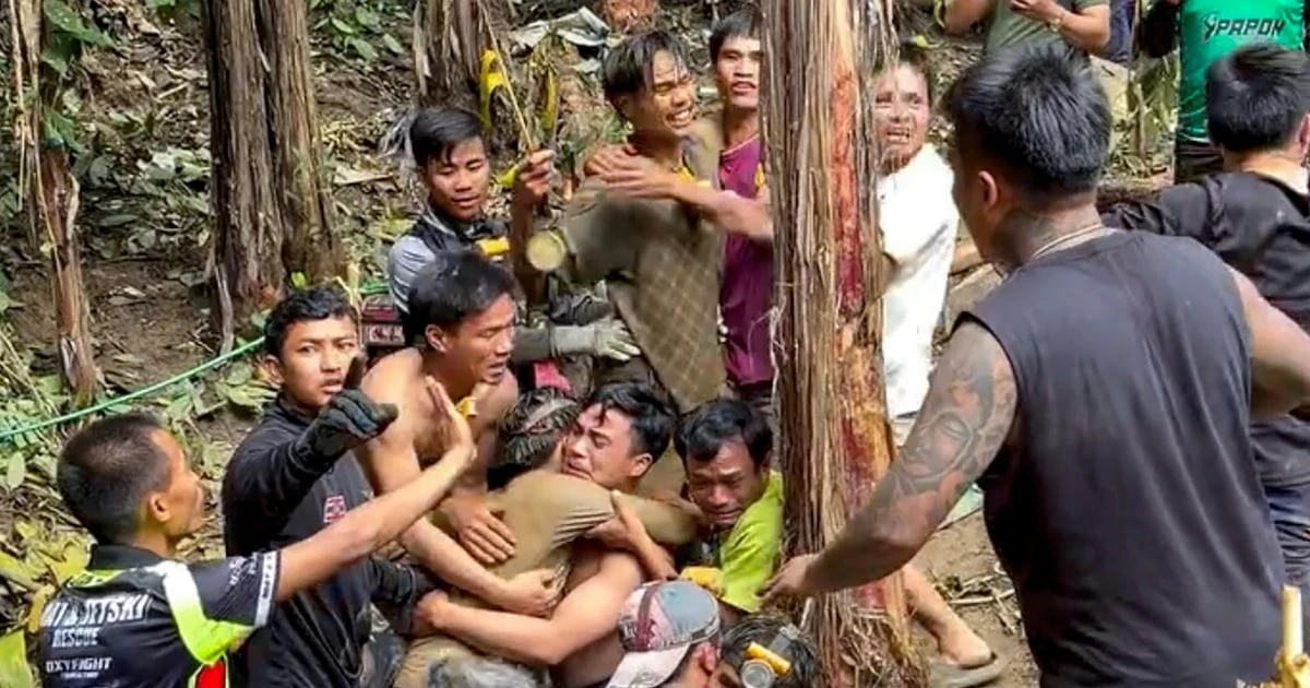 Rescuers race to save last two men trapped in Laos cave