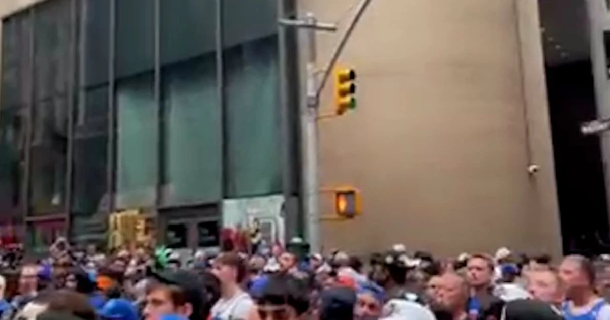 Crowds wait for the Knicks parade to begin in downtown Manhattan