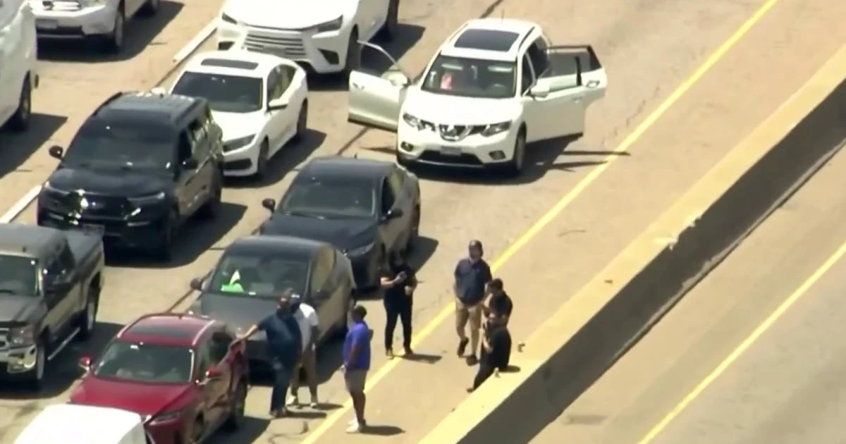 Authorities investigate explosion on Chicago expressway