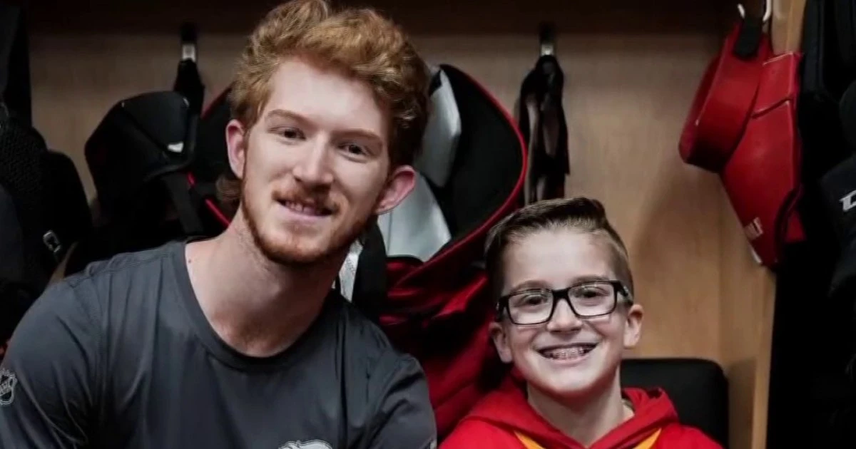 Young hockey fan meets his hockey hero after viral moment