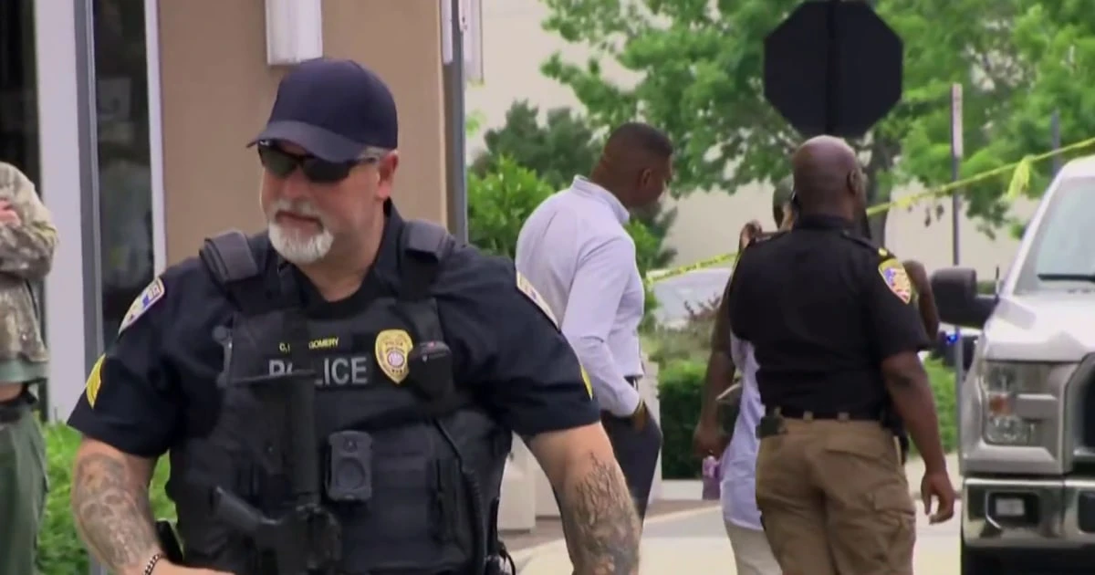 Search for suspects after deadly Louisiana mall shooting
