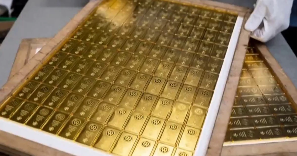 Former CIA officer accused of stashing 300 gold bars in his house