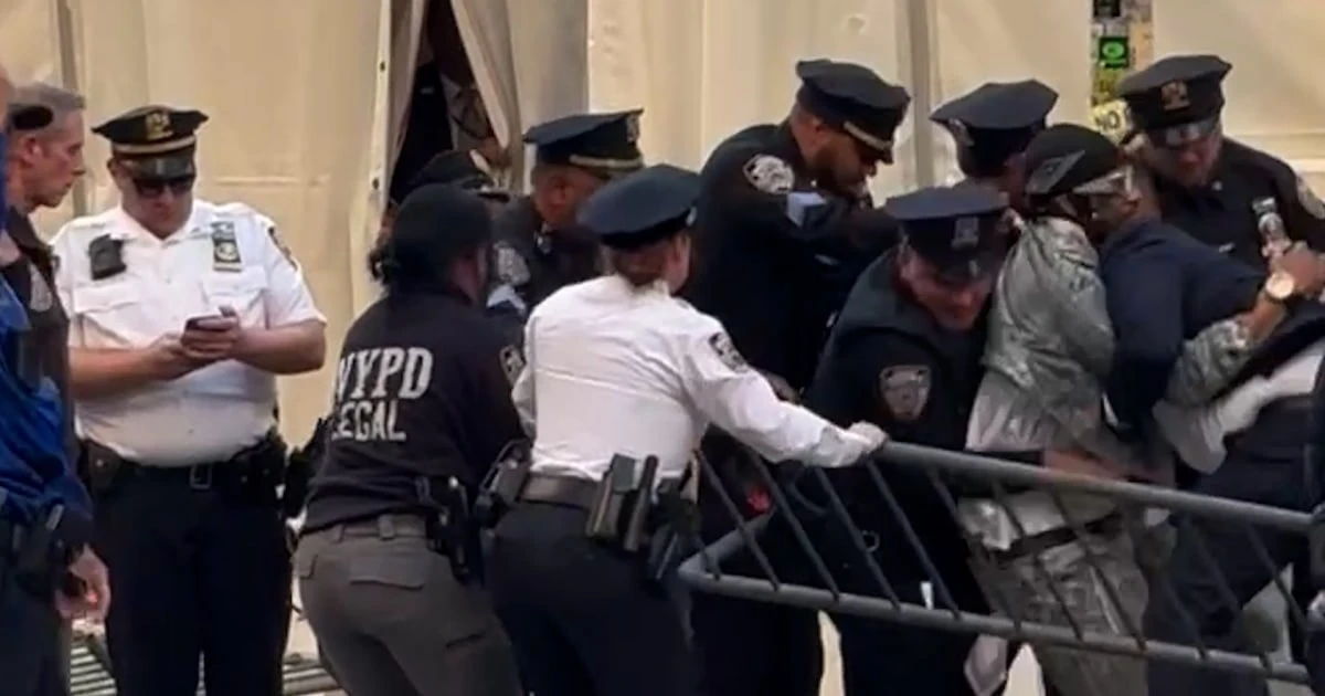 Police tackle man that tries to jump Met Gala barricade