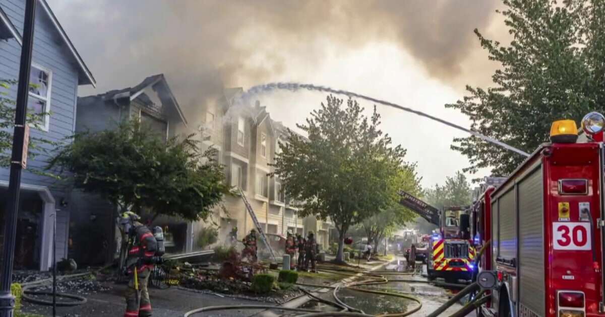 3 dead after a plane crashes into an Oregon house