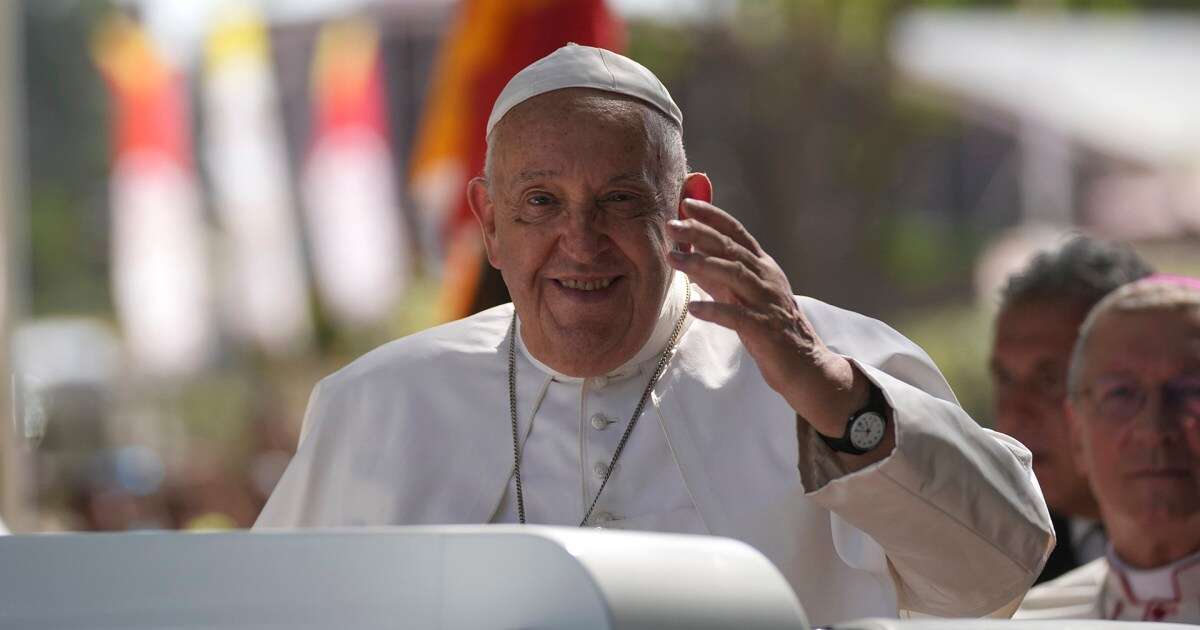 Thousands welcome Pope Francis to East Timor