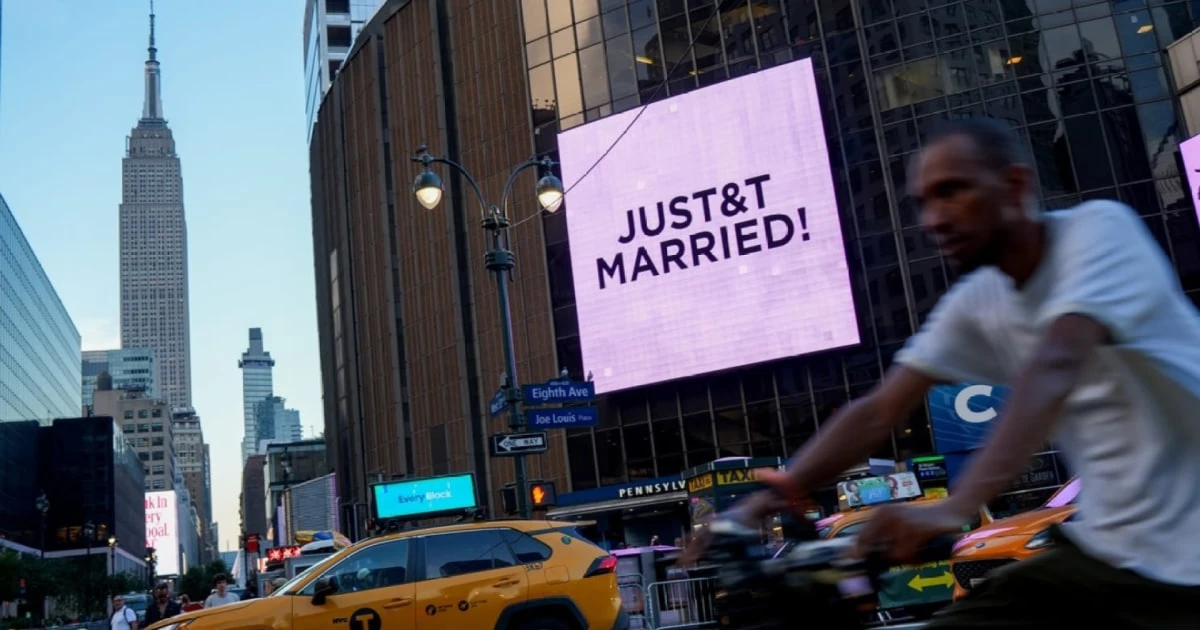 'Just Married' message appears on MSG video screen during Emilie Ikeda's report