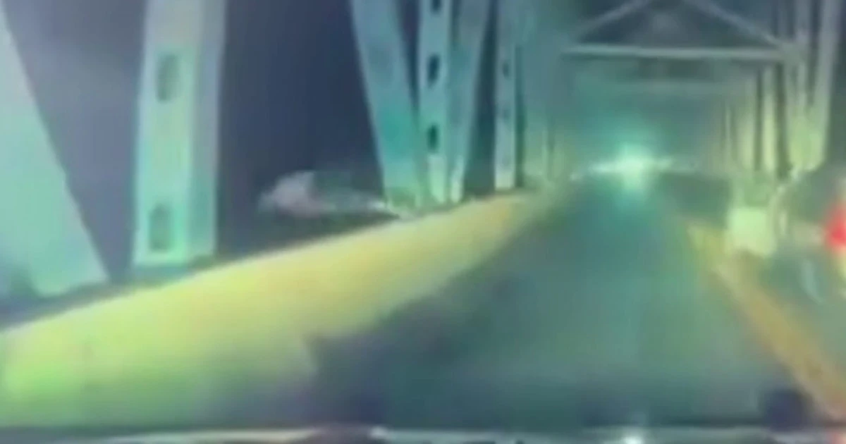 Suspect in Missouri jumps off bridge while fleeing deputies