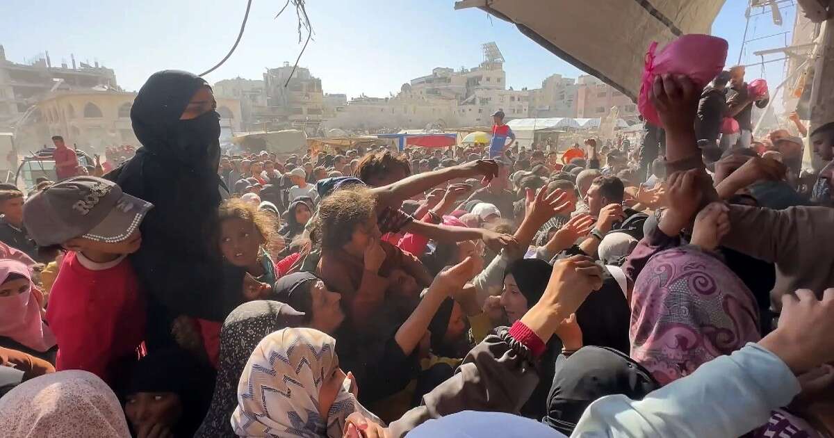 ‘The people are stampeding’: Desperate Gazans fight for bags of bread