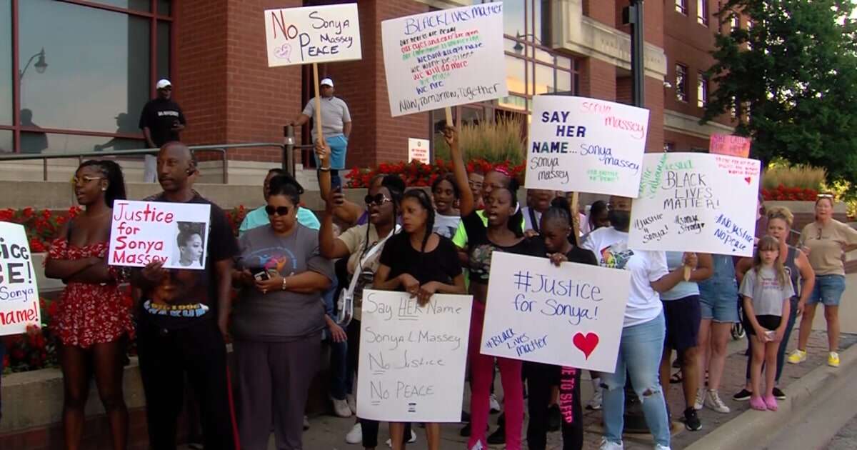 Community protests after Illinois woman shot by police