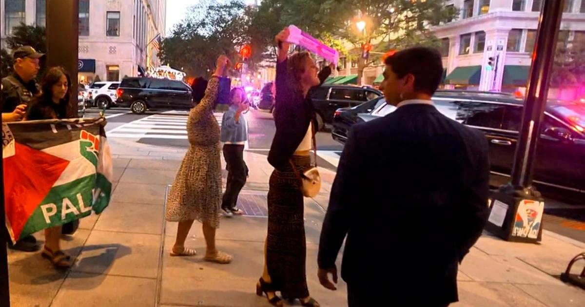 Protesters seen leaving restaurant while Trump dines inside
