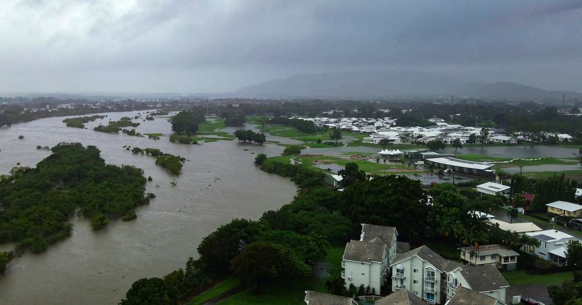 Torrential train causes major flooding in northeastern Australia