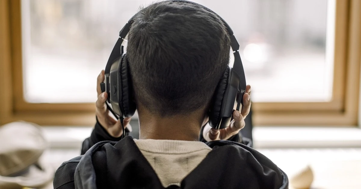 New report warns of hearing impact of headphone use by children
