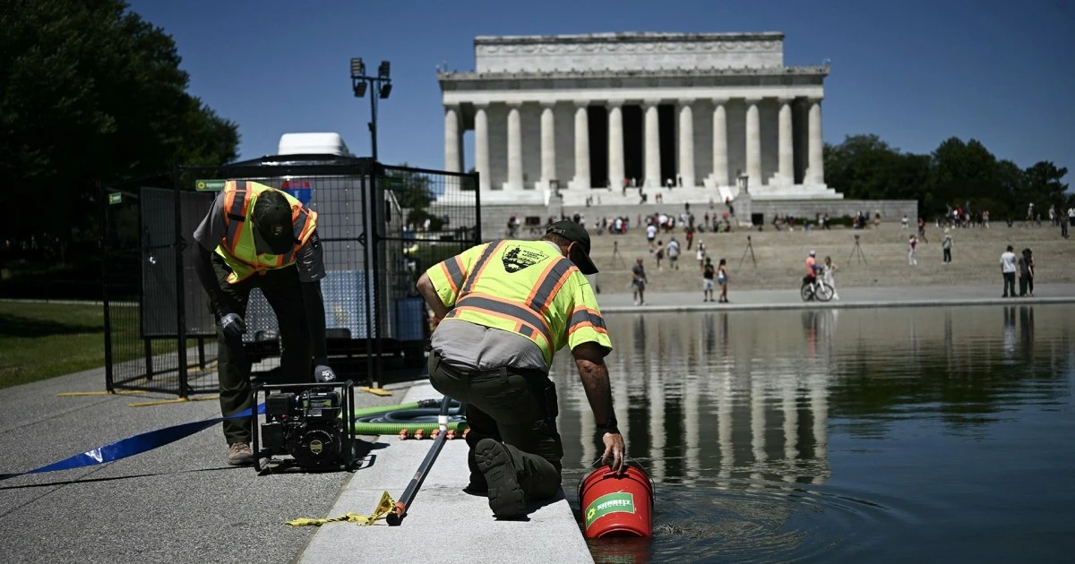 Trump’s $14.6M ‘American Flag Blue’ Reflecting Pool Turns Green