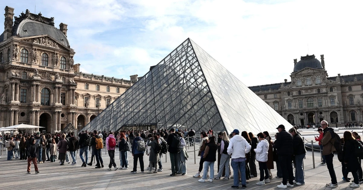 Louvre Reopens; Investigators Recover DNA From Jewelry Heist