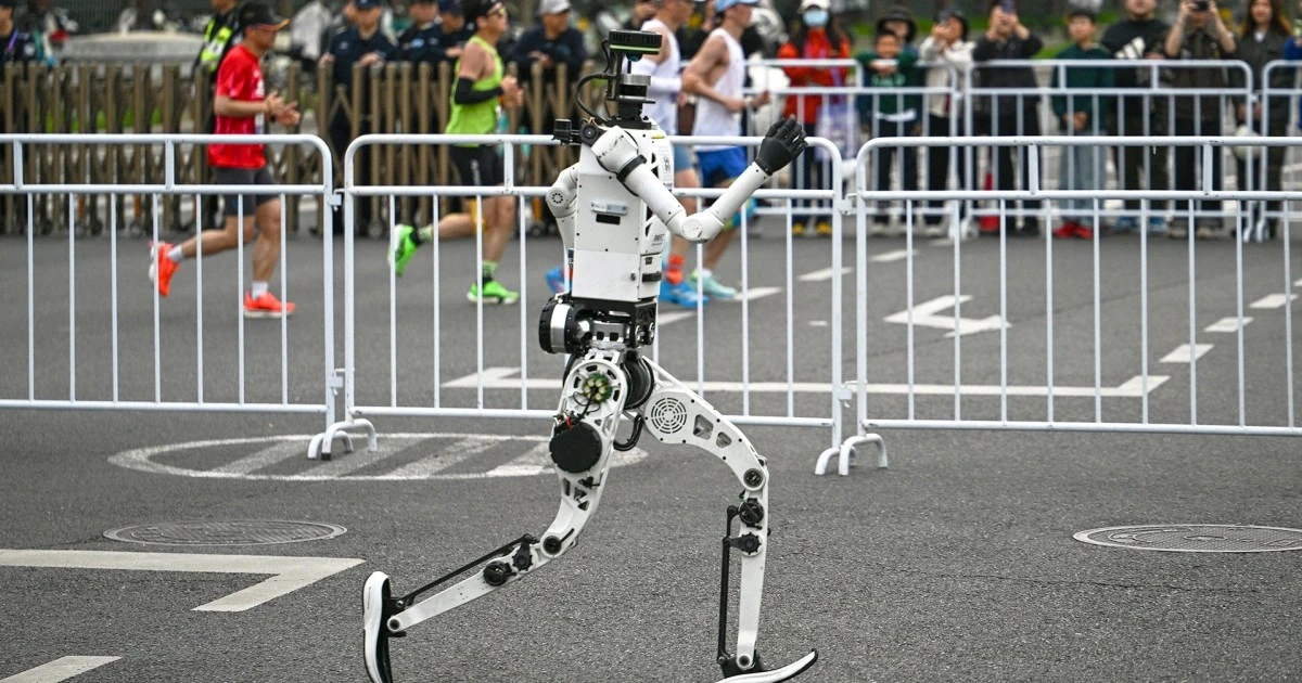 Robots Race Against Humans in Half-Marathon in China