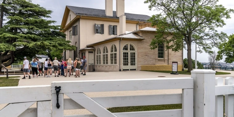 Mansion that was once home to Robert E. Lee reopens with new focus on the enslaved