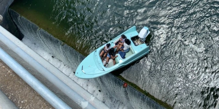 Crews rescue 4 people in boat hanging over side of dam in Texas reservoir