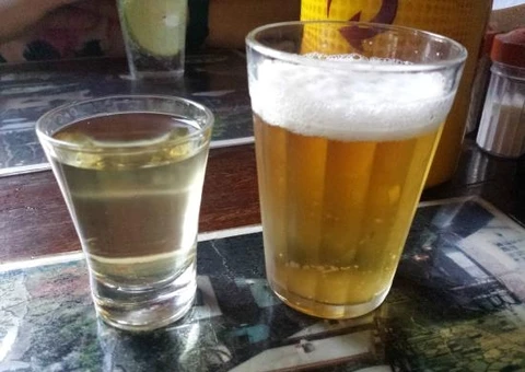 Jovem joga cerveja na cara de namorado e leva tiro no rosto em festa