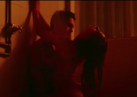 Luan Santana e modelo se pegam debaixo do chuveiro em clipe de ‘Morena’