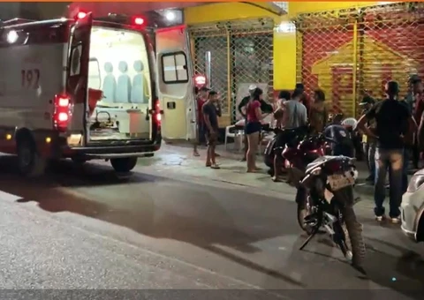 Mulher fica ferida em acidente grave com motocicleta em Manaus