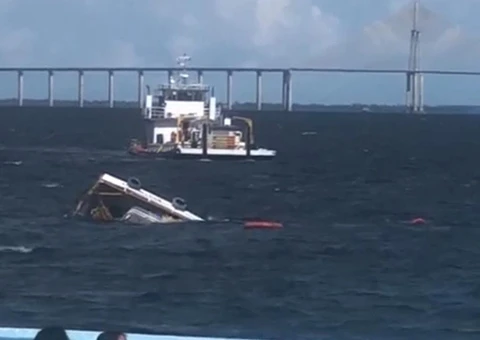 Vídeo mostra barco naufragando em frente a hotel na Ponta Negra; veja