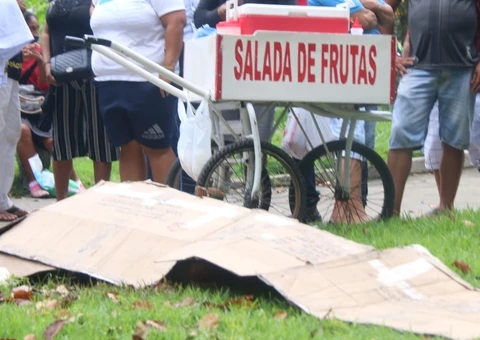Vendedor ambulante é assassinado com facadas no meio de praça em Manaus