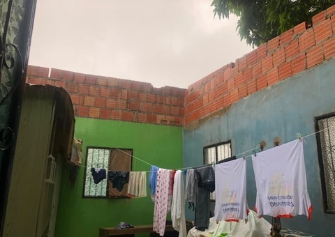 Família implora por ajuda após telhado de casa ser arrancado com chuva em M