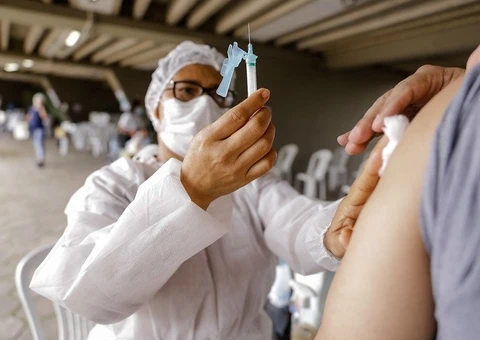 Vacinação contra covid é retomada em Manaus para 34 anos; veja postos