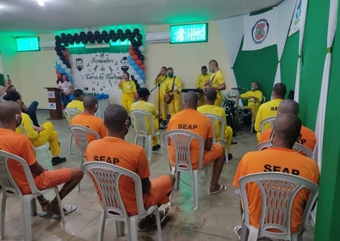 Detentos são certificados em curso de barbeiro em Manaus
