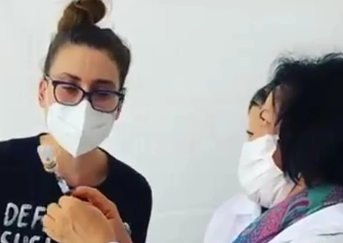 Paola Carosella se emociona ao tomar vacina contra covid-19