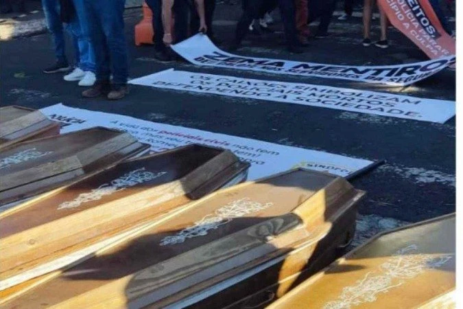 Policiais levam caixÃµes para protesto contra Zema em AraxÃ¡