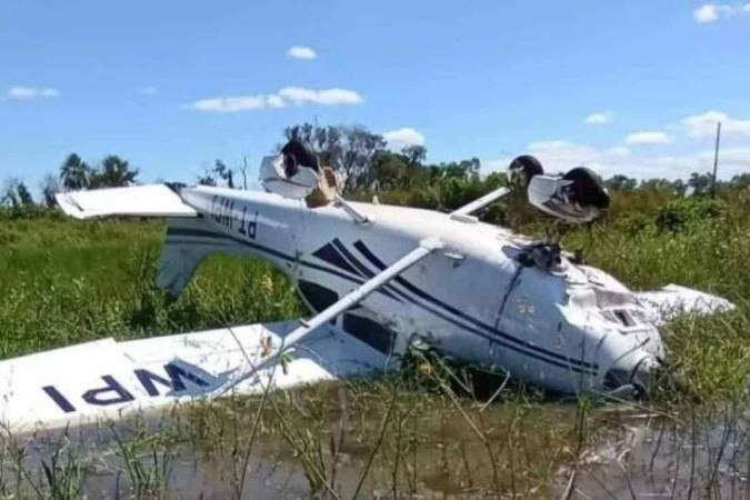 TrÃªs pessoas sÃ£o resgatadas apÃ³s queda de aviÃ£o no Pantanal; veja vÃ­deo