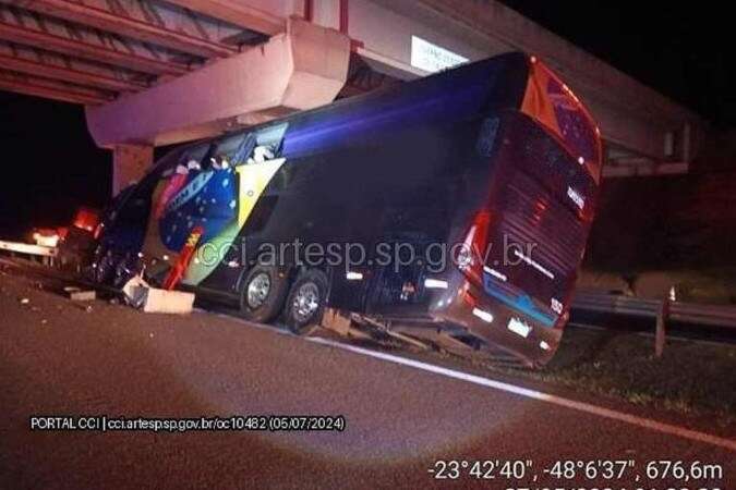 Acidente com Ã´nibus deixa ao menos 10 mortos e 42 feridos