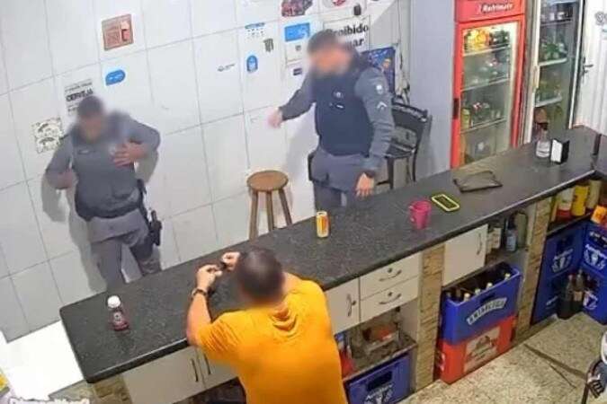 VÃ­deo: PM entra em bar e bate em homem que teria agredido a mÃ£e doente