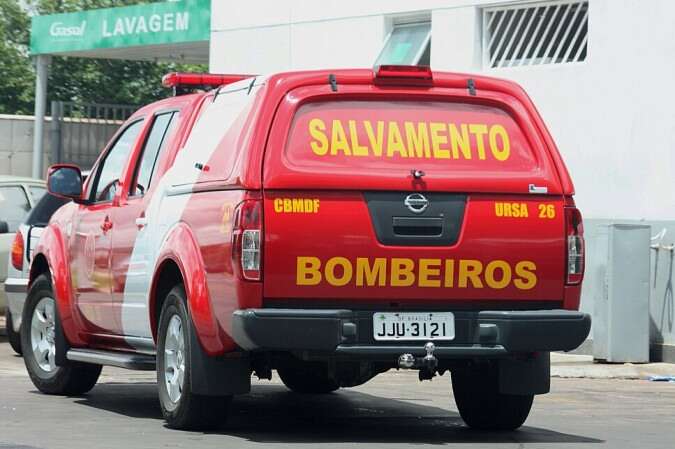 Carro capota, despenca de quatro metros e homem morre na Grande BH