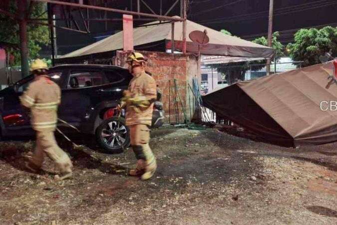 BebÃª fica ferido em acidente com carro que invadiu escola