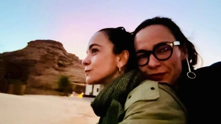 Alice Braga surge em clima romântico com a namorada em viagem pela Itália: 'Pausa na vida'