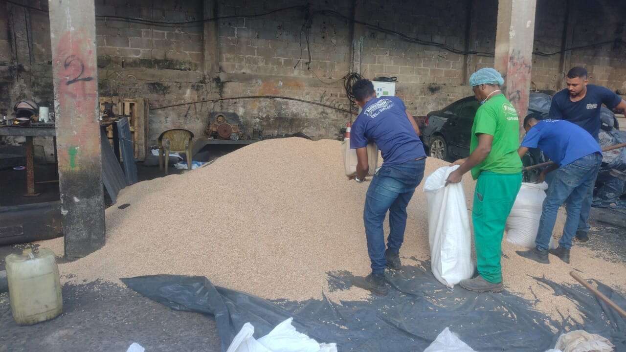 Trio é preso em flagrante após roubar carga com 5 toneladas de feijão em Salvador