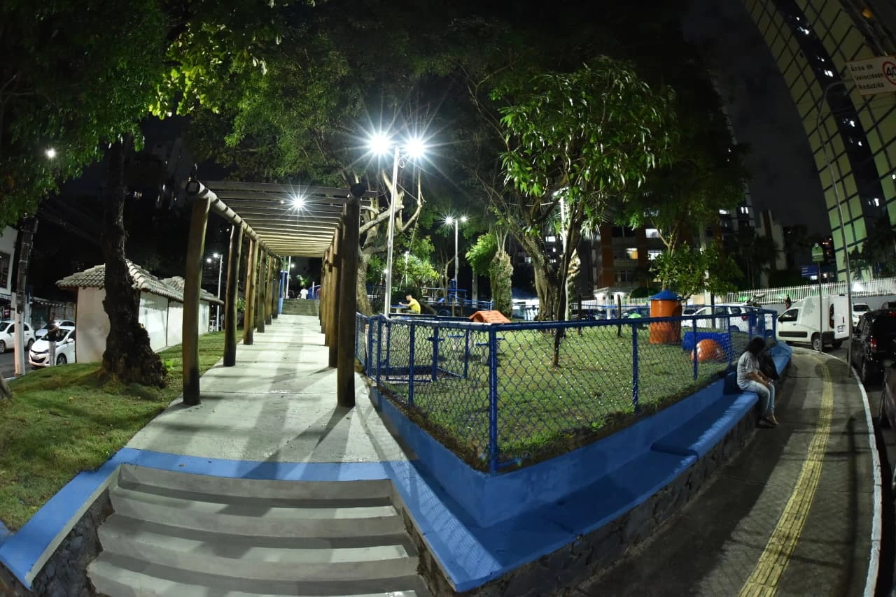 Prefeitura entrega praça requalificada na Pituba com parque infantil, espaço para cães e novos quiosques