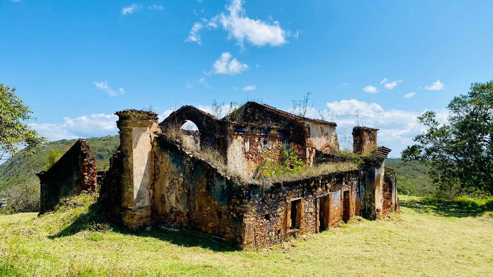 Baianos lutam pelo que ainda resta de igreja na Chapada Diamantina