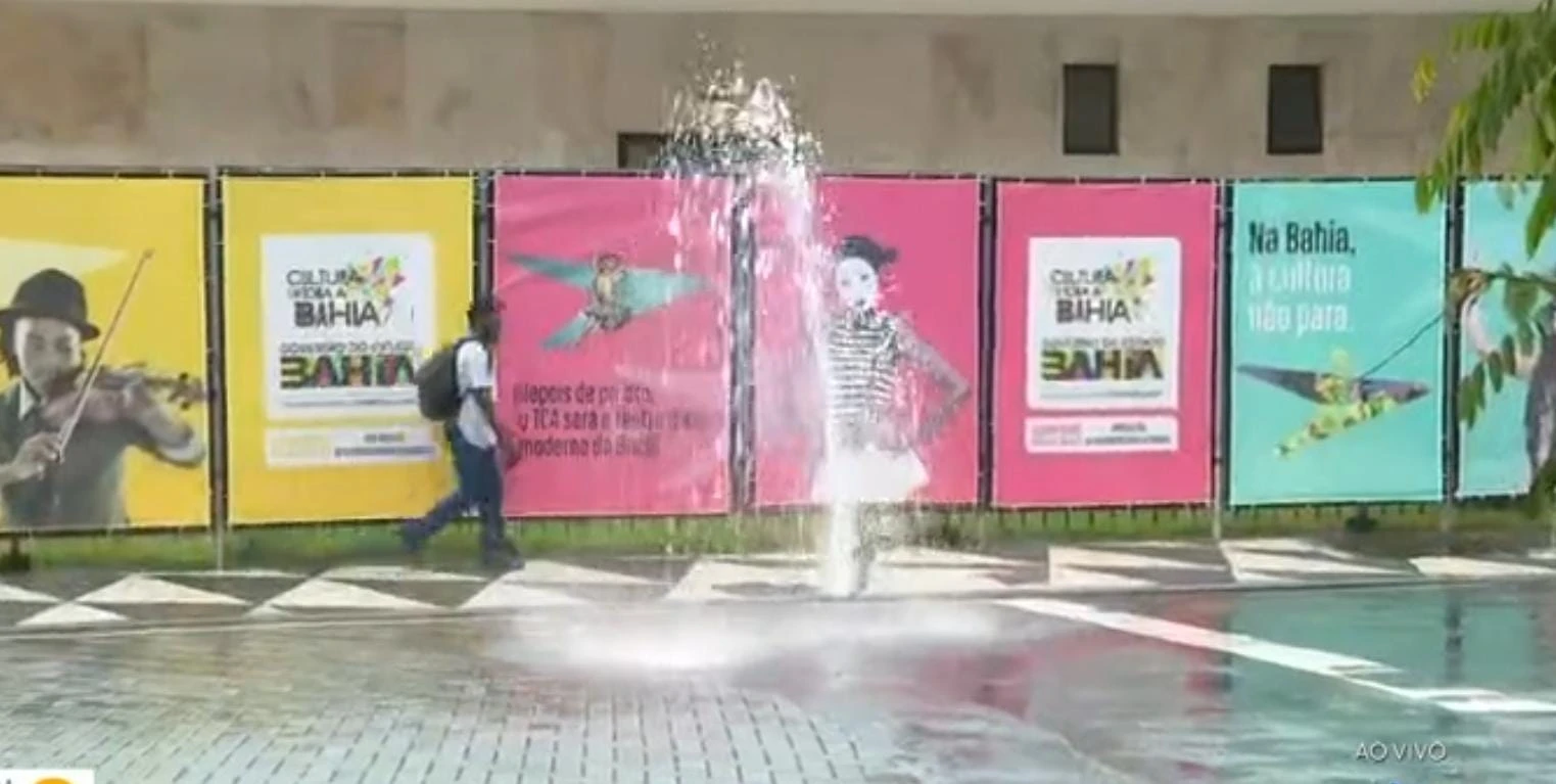Vazamento de água é registrado em Salvador na manhã desta terça-feira (6)