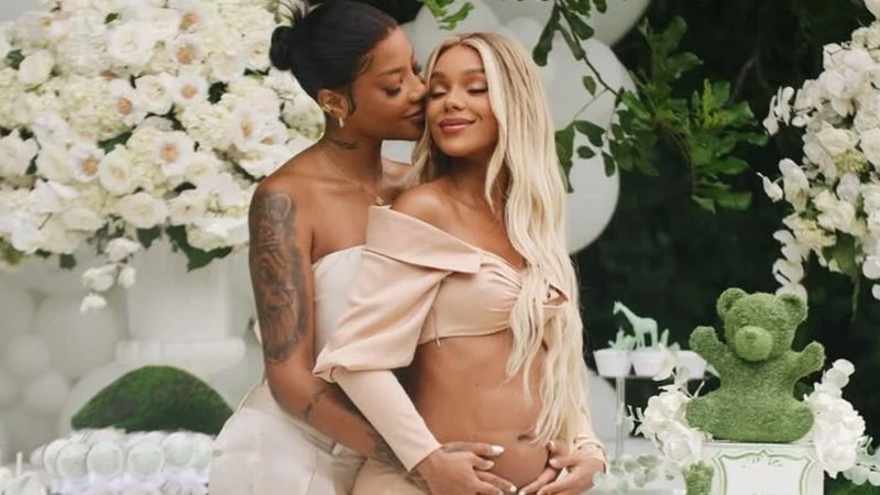Ludmilla e Brunna compartilham primeira foto do rosto de Zuri; veja