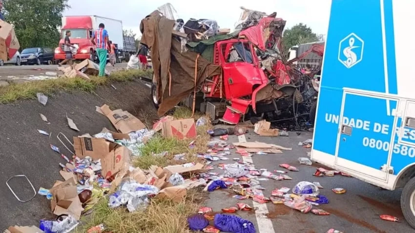 Dois homens morrem em batida entre caminhões na BR-116; carga dos veículos é saqueada