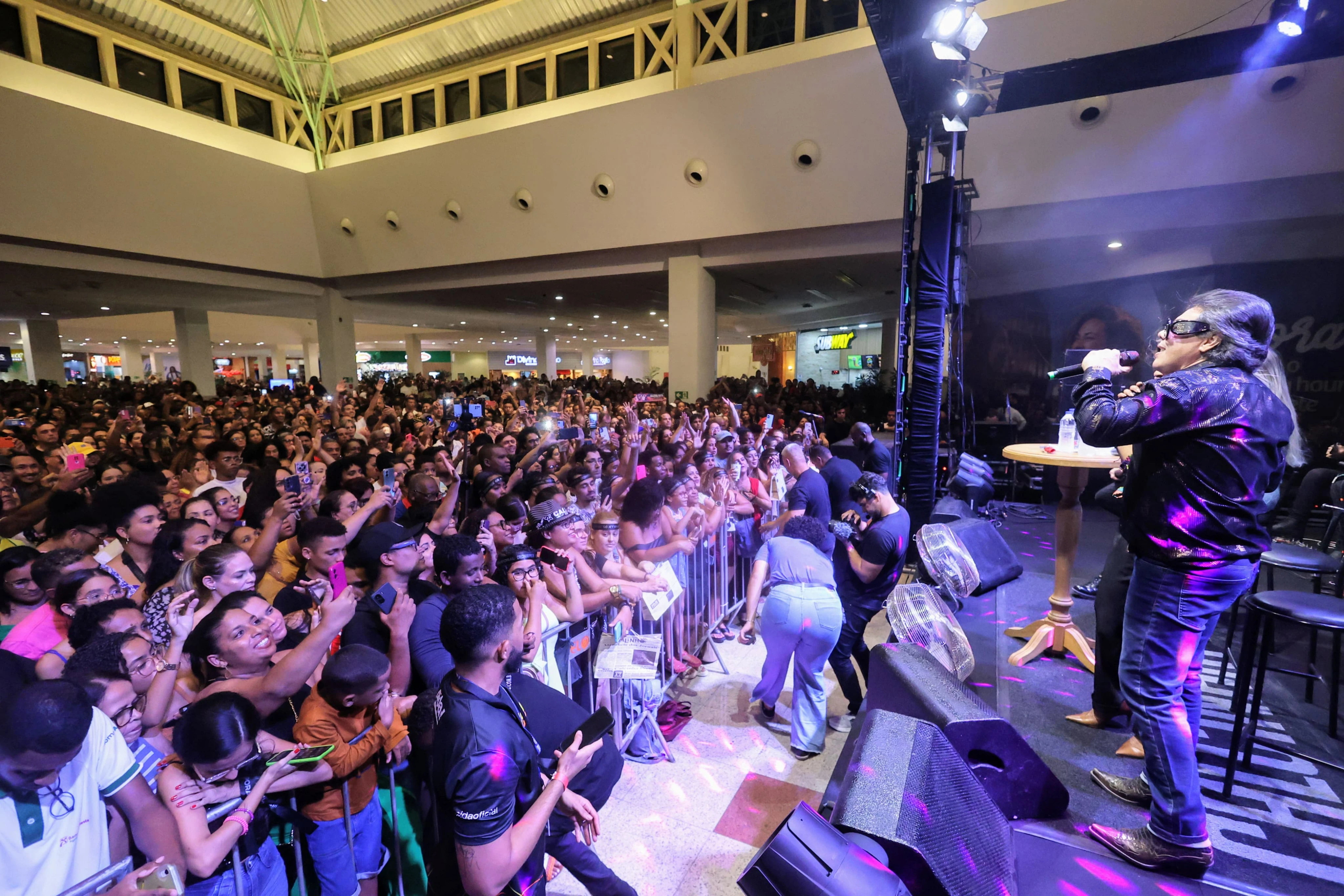 Calcinha Preta arrasta multidão durante show em shopping de Salvador