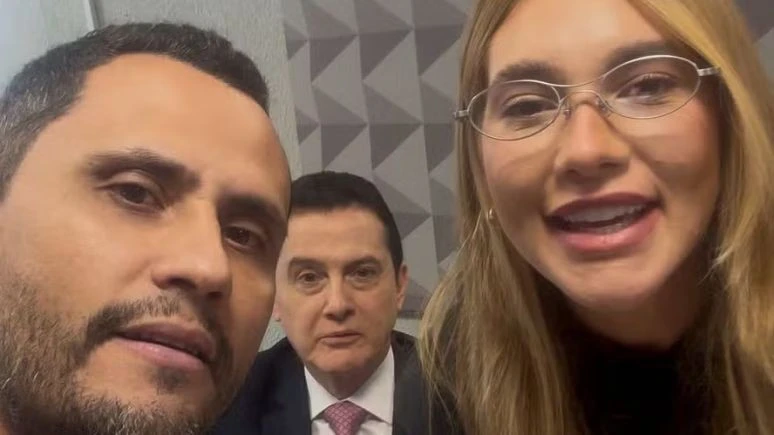 Selfie, elogio a pré-treino e abraço: senador decide tietar Virgínia Fonseca em pleno CPI