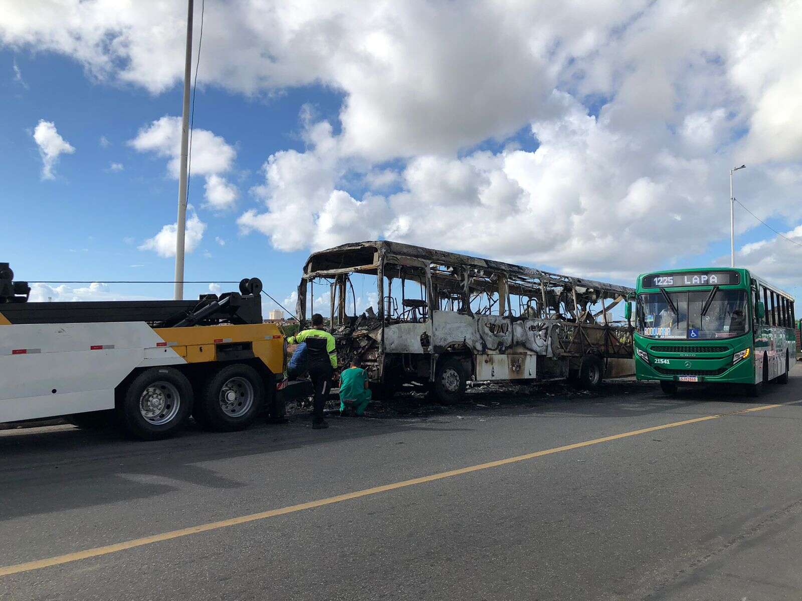 Ônibus queimado em Sussuarana foi alvo da ação de pessoas em situação de rua