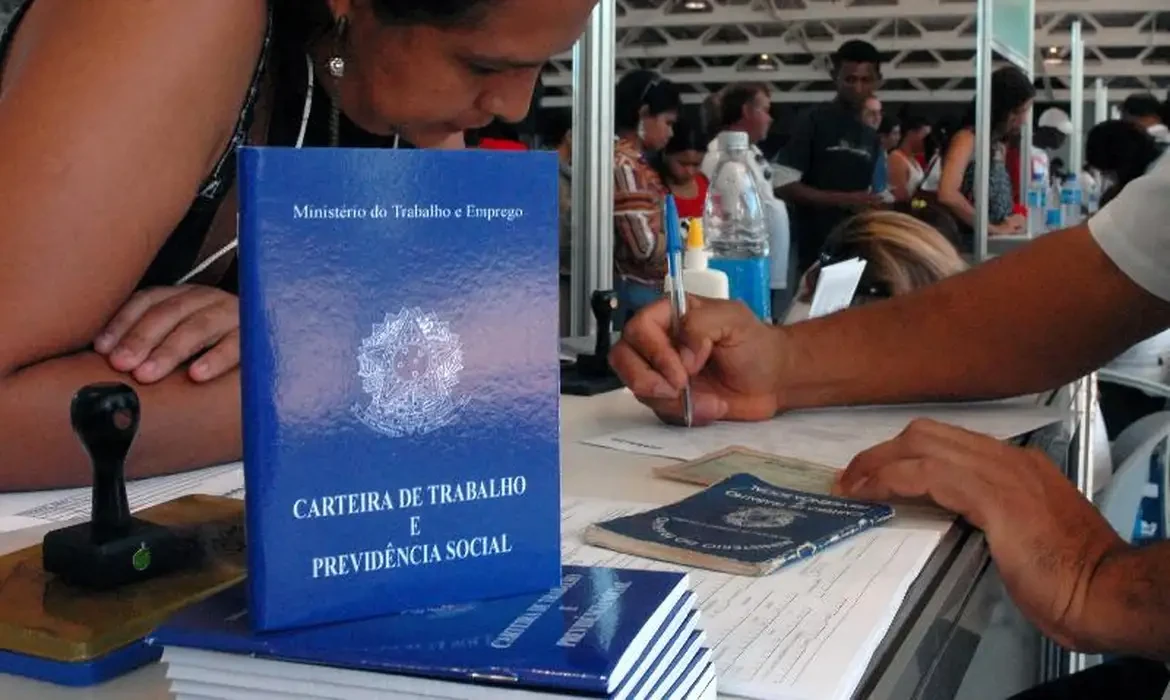 Governo vai adiar início de restrições ao trabalho no comércio em feriados