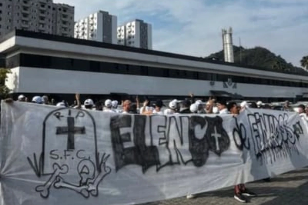 Após vexame contra o Vaco, torcedores invadem CT do Santos e ameaçam dar tapa na cara dos jogadores