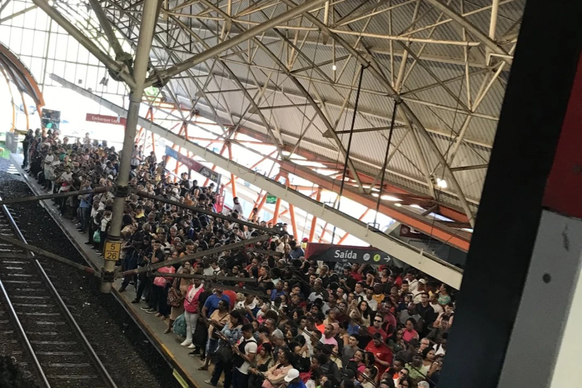 Linha 1 do metrô de Salvador volta a funcionar de forma parcial