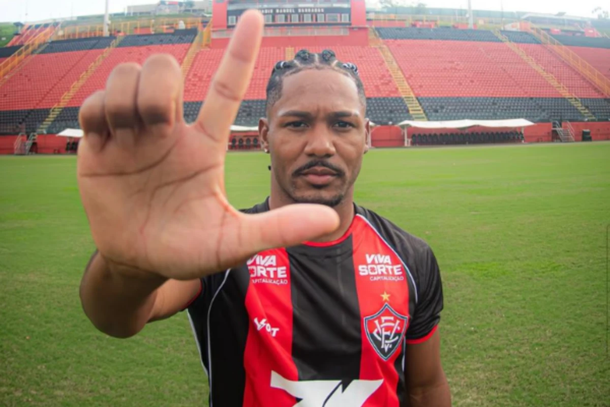 Novo reforço do Vitória é regularizado e vira opção para duelo contra o Botafogo